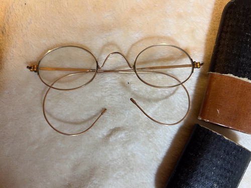 Antike goldfarbene brille - antike,