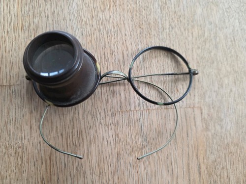 Optikerbrille mit einer - , lupe